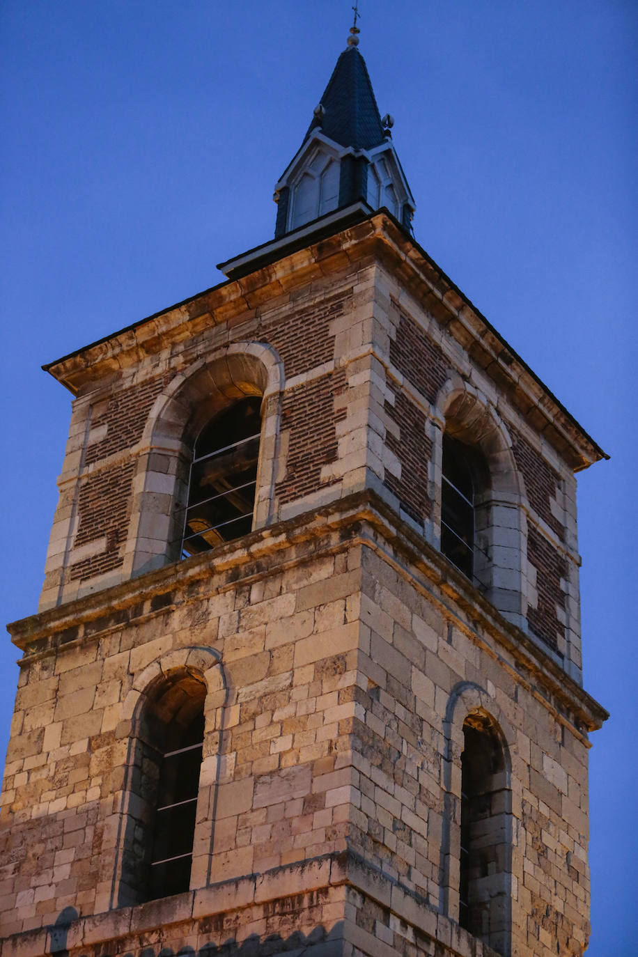 La iglesia, iluminada. 