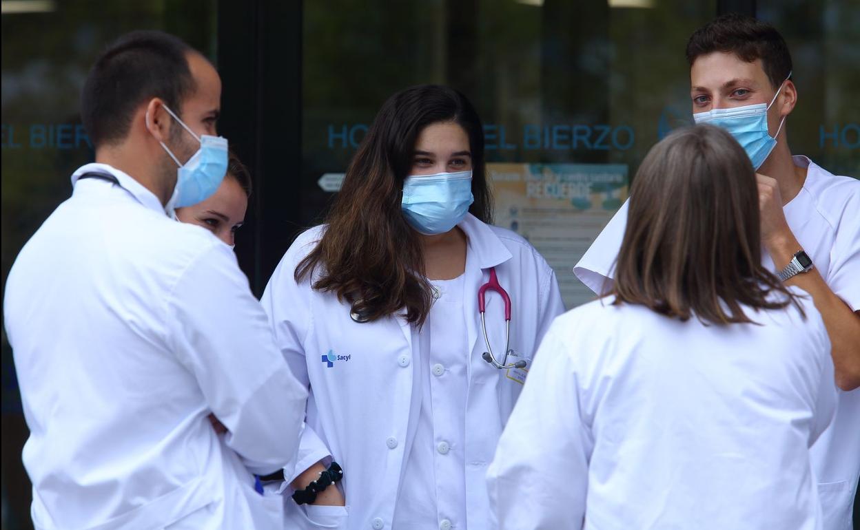 Sanitarios a las puertas del Hospital del Bierzo. 