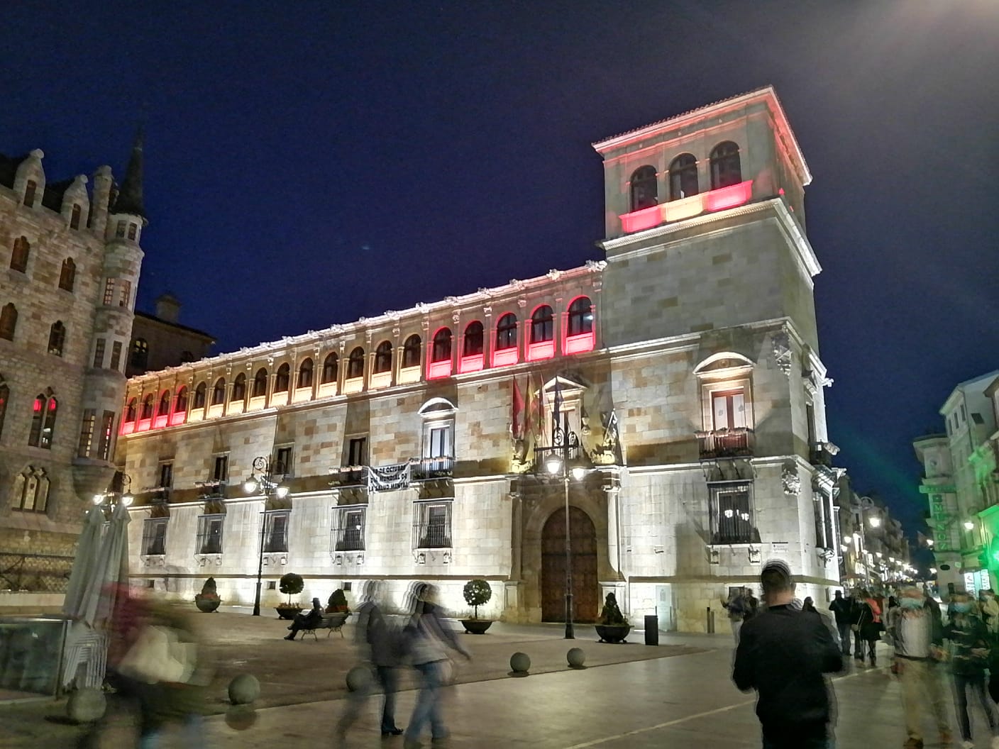 Fachada iluminada de la Diputación. 