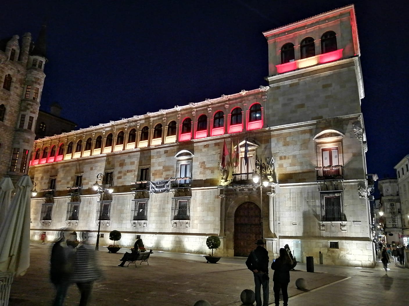 Fachada iluminada de la Diputación. 
