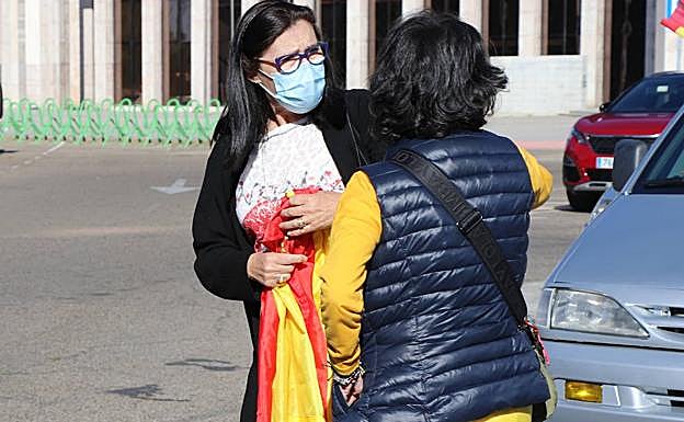 Galería. Dos mujeres acuden a la concentración.