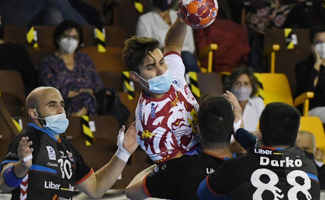 Gonzalo Pérez con la mascarilla durante el último partido del Ademar.