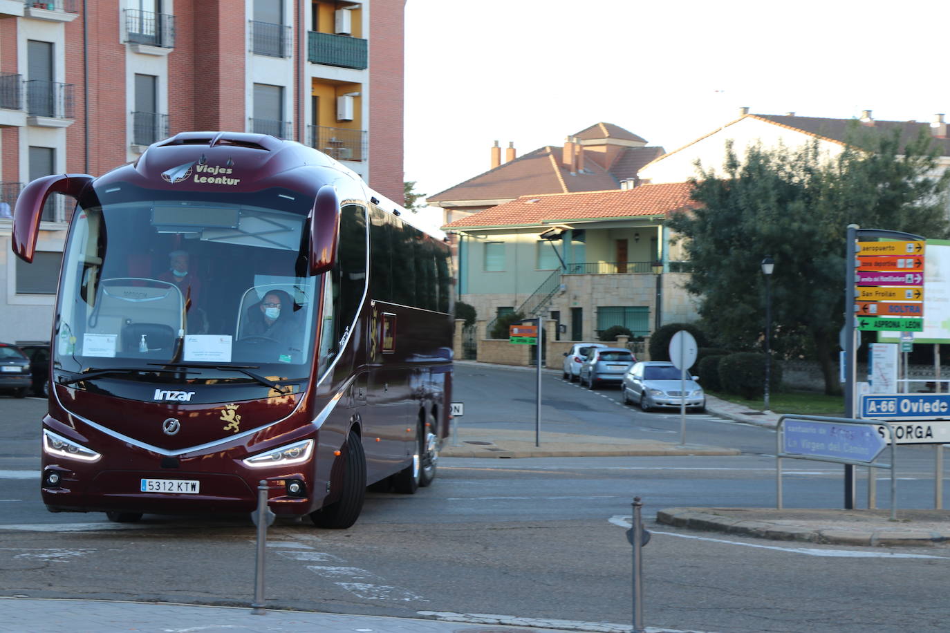 Un autobús traslada a los caminantes entre Mansilla y La Virgen para que no pasen por León y San Andrés