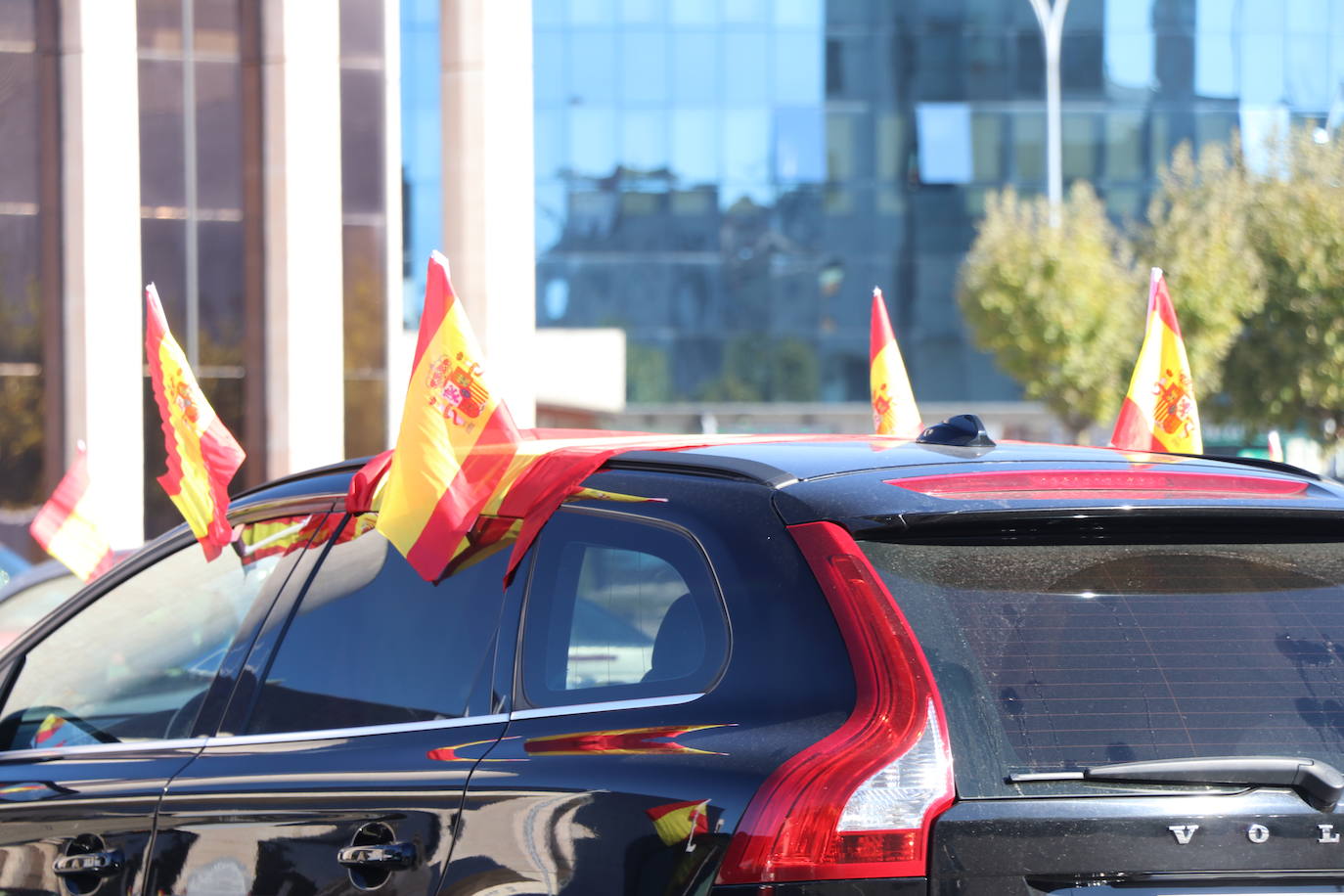 Decenas de personas se manifiestan en León para denunciar las políticas del Estado central.