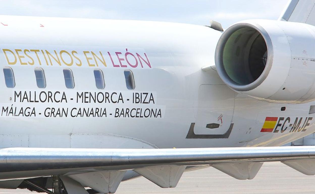 Imagen de un avión comercial en la pista del Aeropuerto de León.