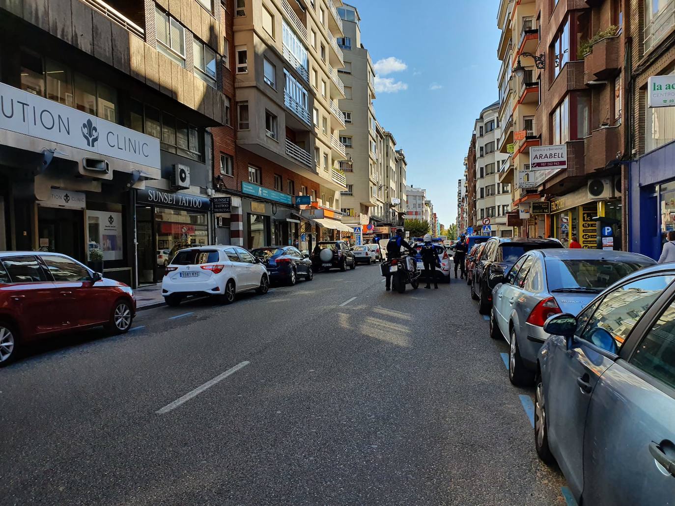 El suceso ha tenido lugar este martes, 13 de octubre, sobre la 13.00 horas, cuando un vehículo ha colisionado contra la moto provocando la caída del motorista