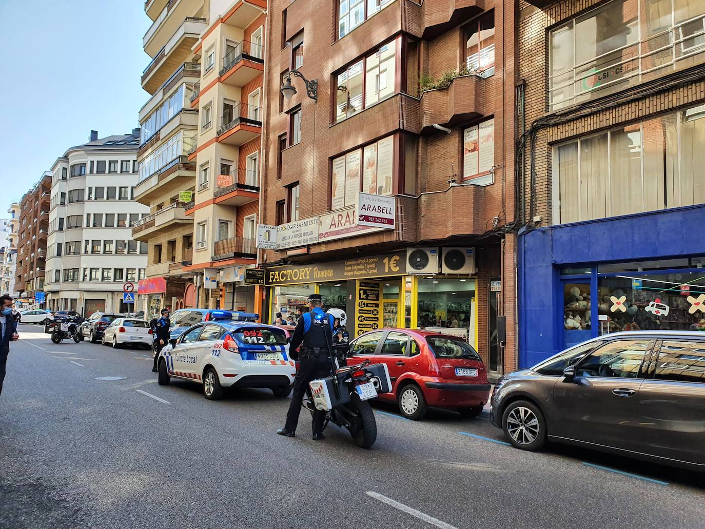 El suceso ha tenido lugar este martes, 13 de octubre, sobre la 13.00 horas, cuando un vehículo ha colisionado contra la moto provocando la caída del motorista