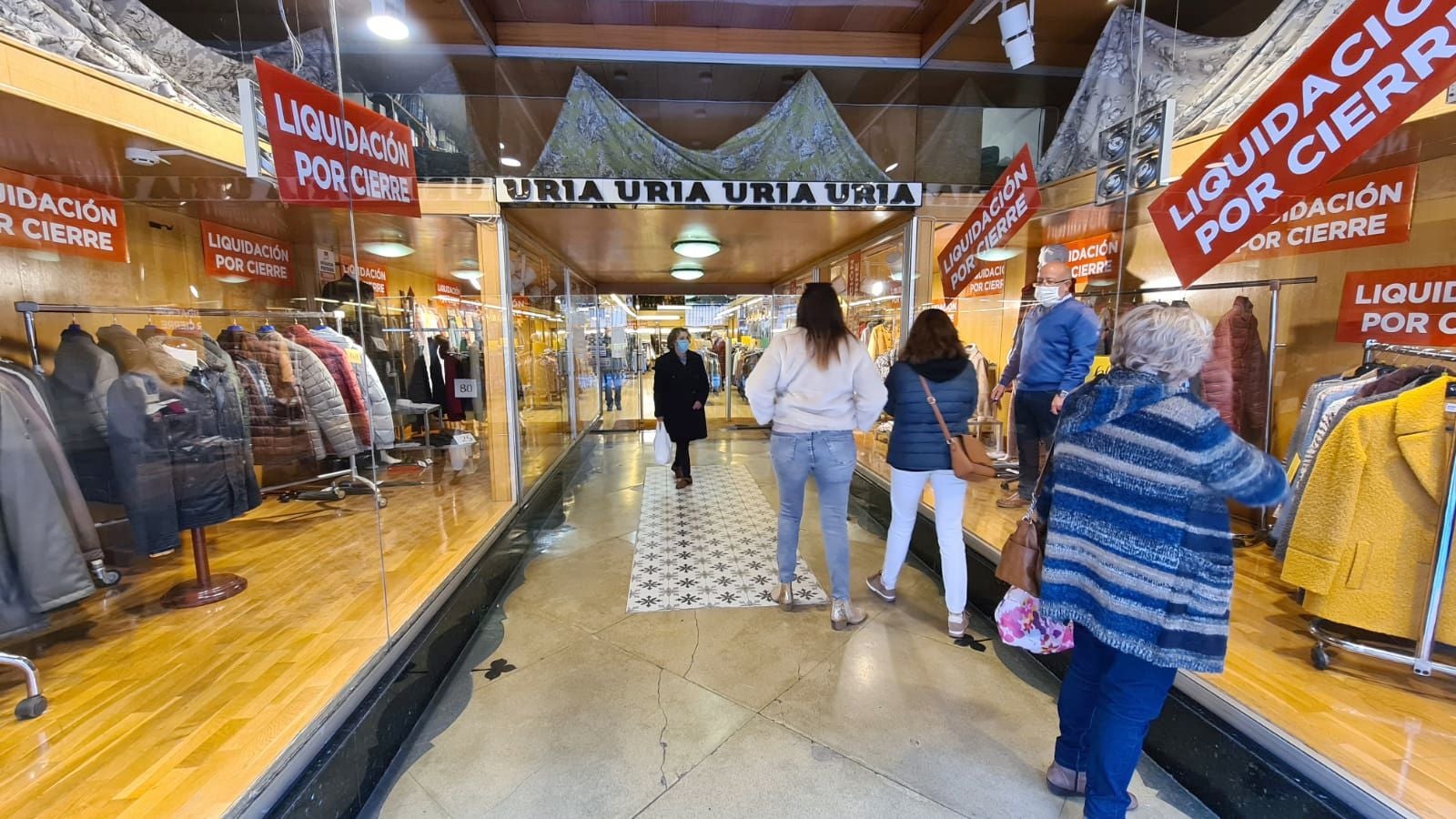 La firma Uría, un clásico del comercio leonés ubicado en Ordoño II, ha iniciado este jueves la liquidación de todo su stock de cara a un inminente cierre. Su adiós deja ver la situación que vive en la actualidad el sector.
