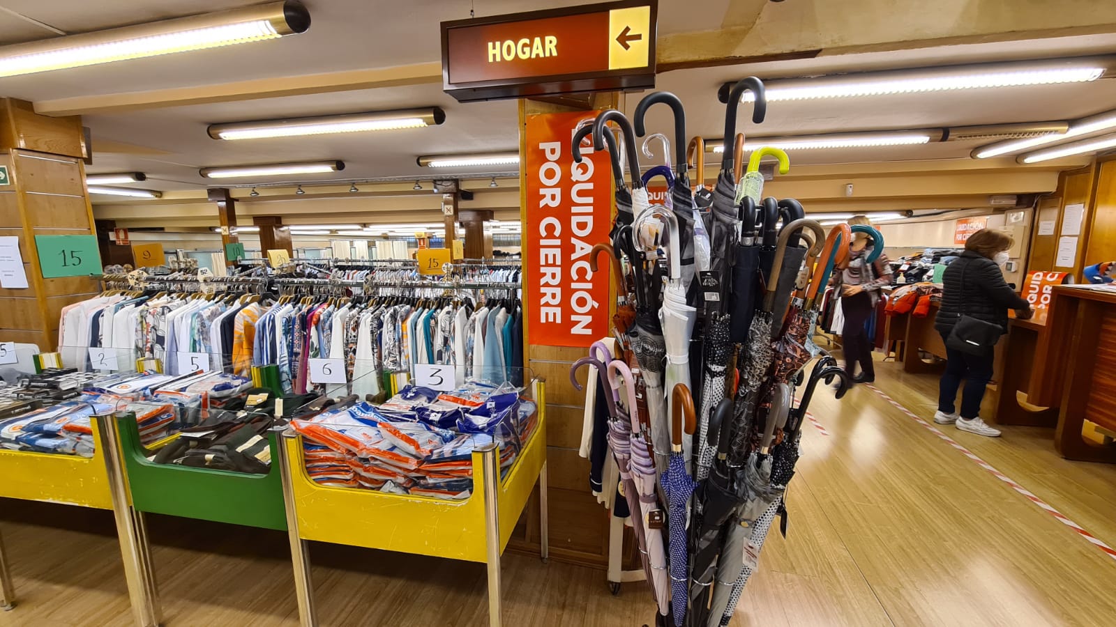 La firma Uría, un clásico del comercio leonés ubicado en Ordoño II, ha iniciado este jueves la liquidación de todo su stock de cara a un inminente cierre. Su adiós deja ver la situación que vive en la actualidad el sector.