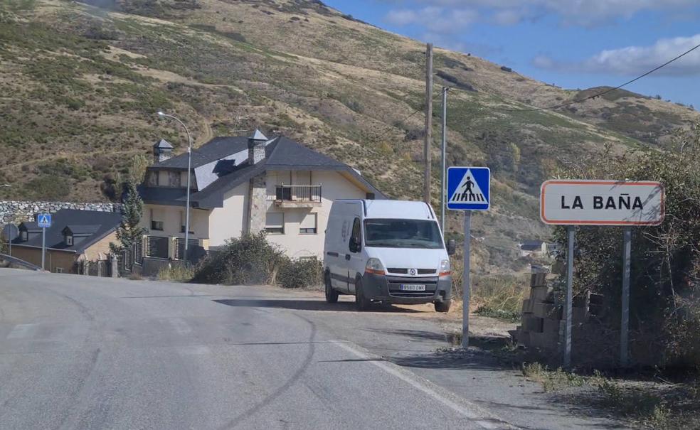 Acceso a la localidad de La Baña, uno de los núcleos de población más importantes de La Cabrera.