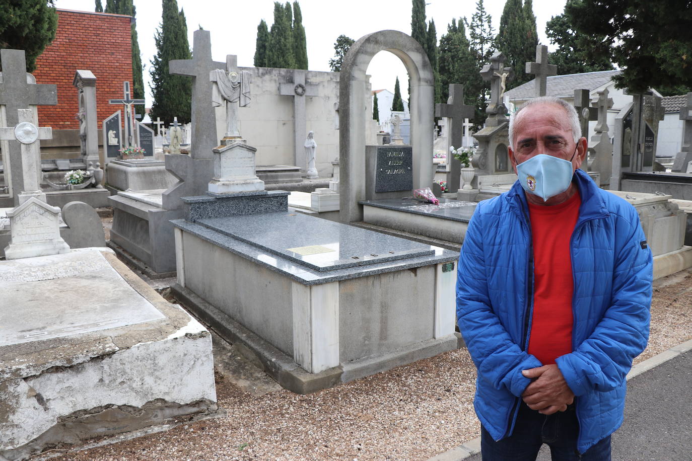 Aurelio, en el Cementerio de León. 