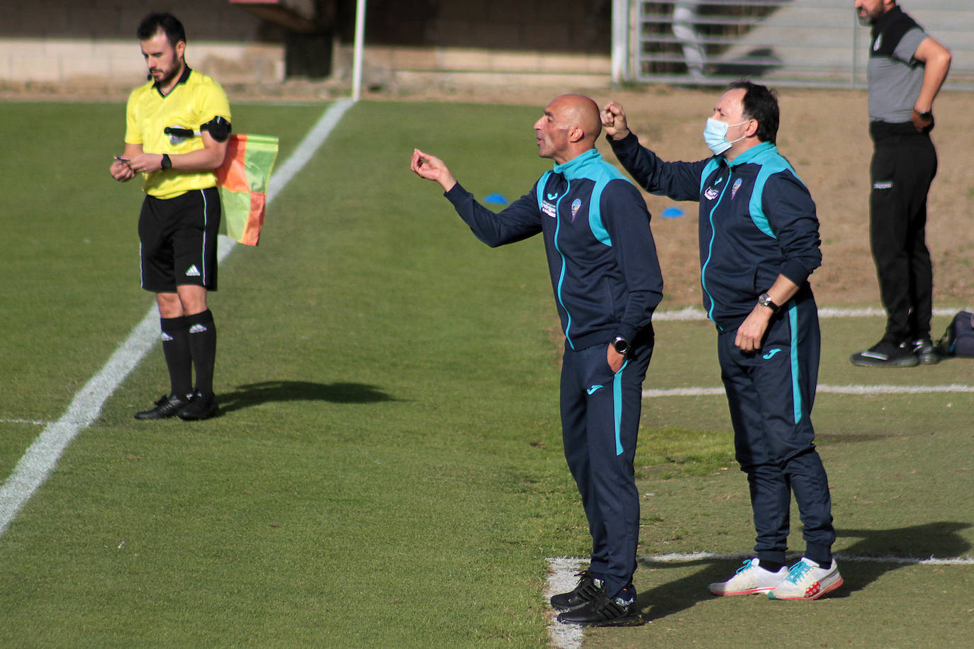 Fotos: Júpiter y La Bañeza estrenan la temporada con empate