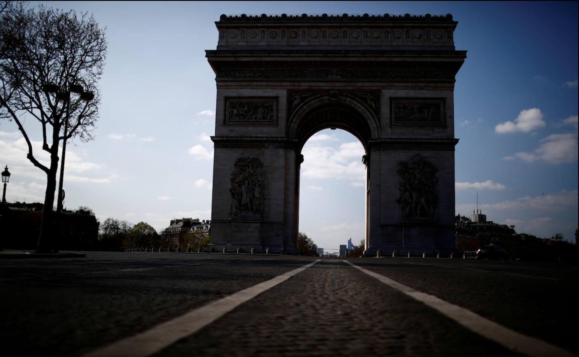 El Arco de Triunfo, una de lugares más visitados de París, completamente desierto a causa de las restricciones impuestas para contener el avance del virus.