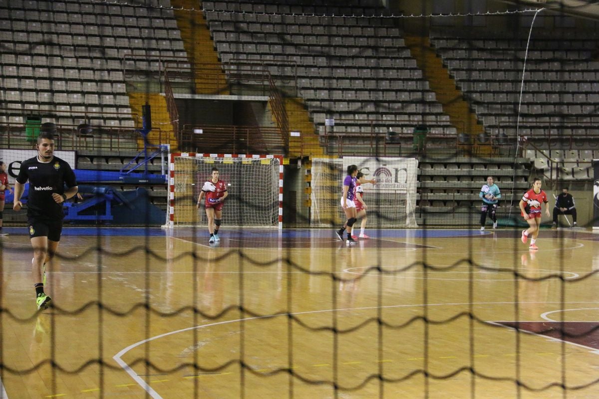 Fotos: El Rodríguez Cleba estrena la temporada ante el Handvall