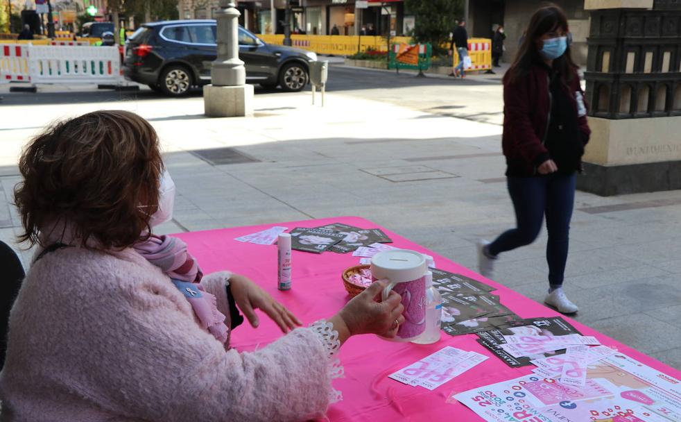 Una mesa petitoria instalada junto al Ayuntamiento de León.