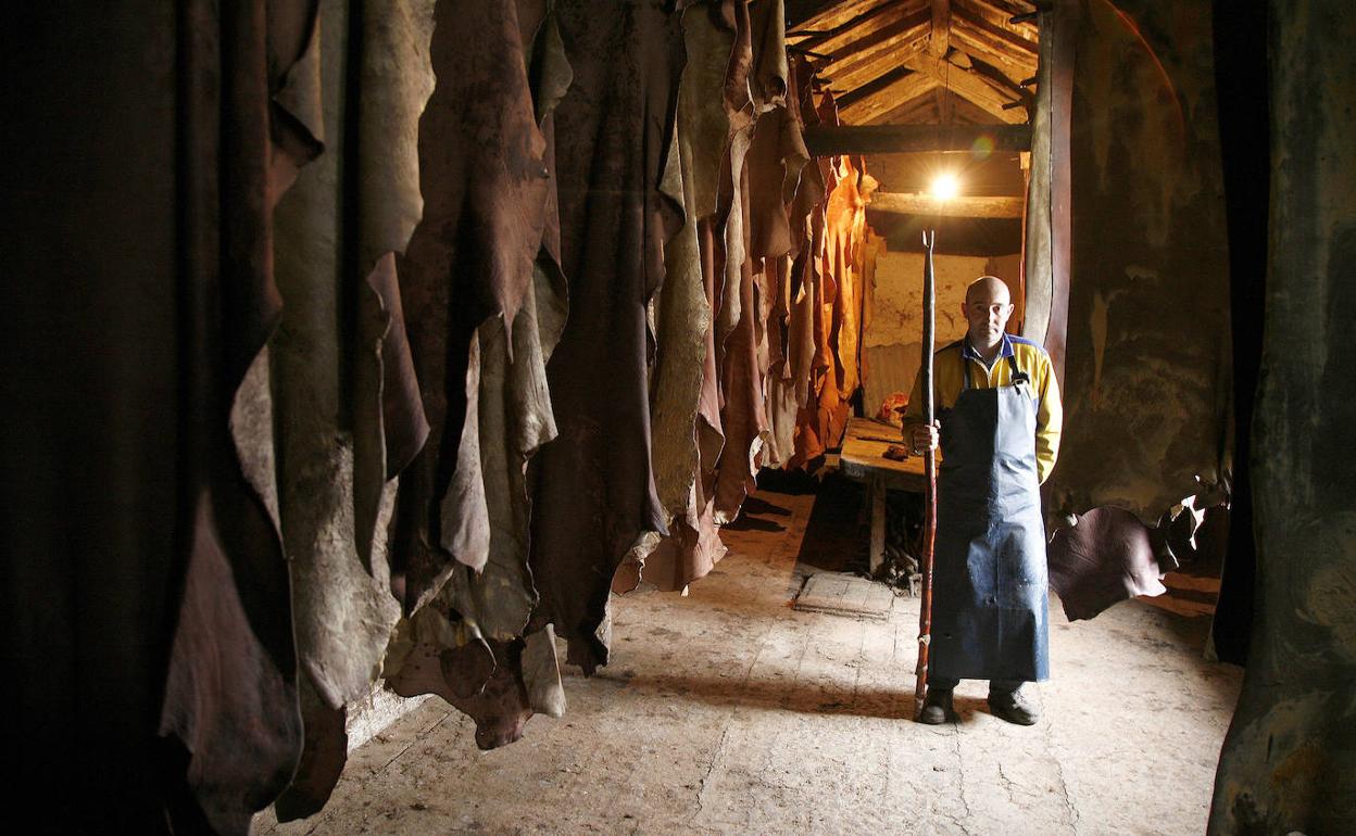 Genaro González es el último curtidor de forma tradicional en Santa María del Páramo.