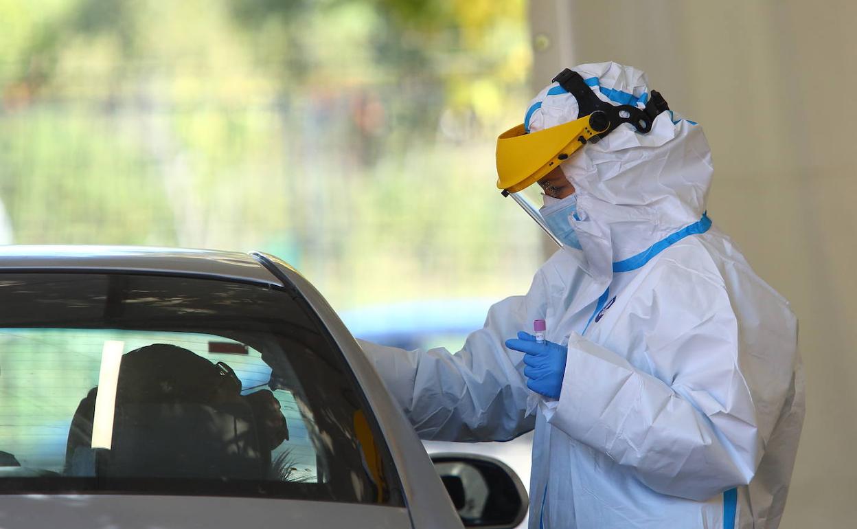 Imagen de la realización de una pruena PCR en el Hospital del Bierzo.