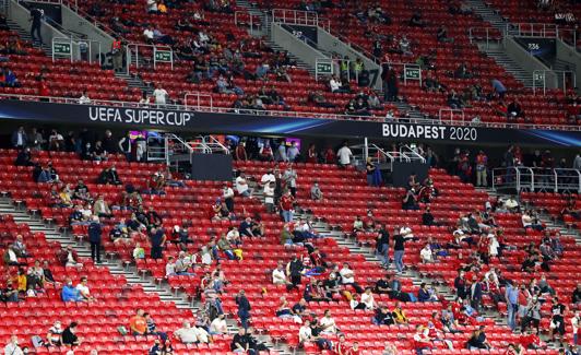 Aficionados en el Puskas Arena en la Supercopa de Europa.