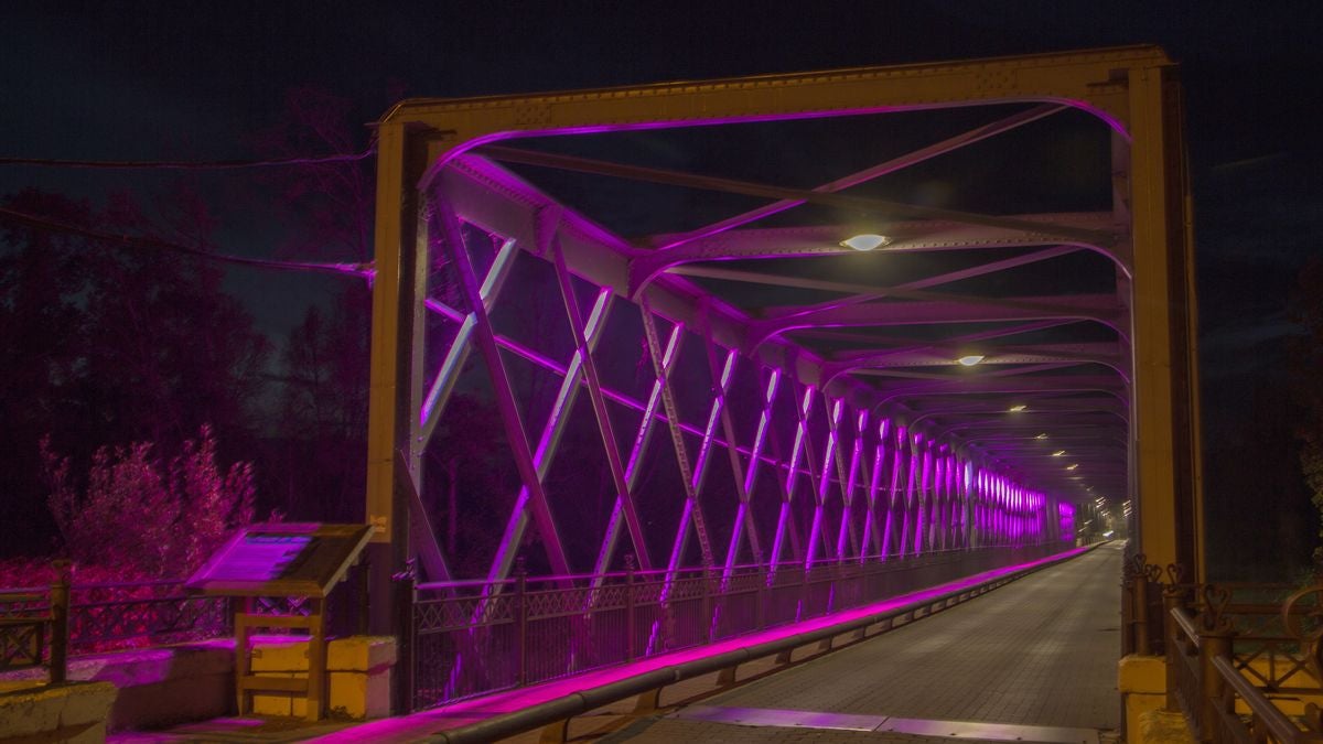 El puente de hierro de Carrizo se ilumina de rosa para enviar un mensaje de apoyo a las personas con cáncer de mama. Una iniciativa que aprovechan desde el consistorio leonés para apoyar y solicitar un incremento en la investigación del diagnóstico y el tratamiento de la enfermedad