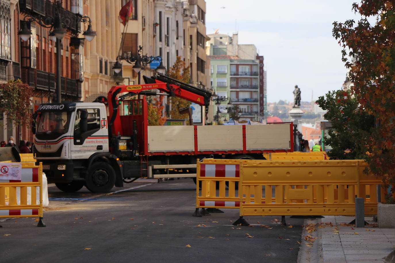 Los operarios se despliegan por toda la calle para desarrollar el proyecto de peatonalización.