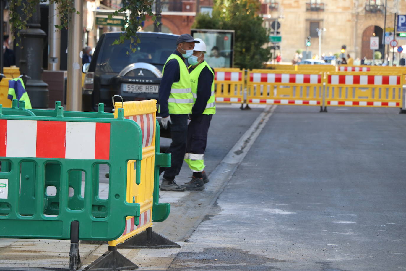 Los operarios se despliegan por toda la calle para desarrollar el proyecto de peatonalización.