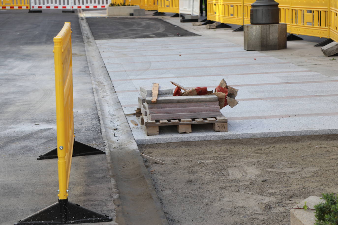 Los operarios se despliegan por toda la calle para desarrollar el proyecto de peatonalización.