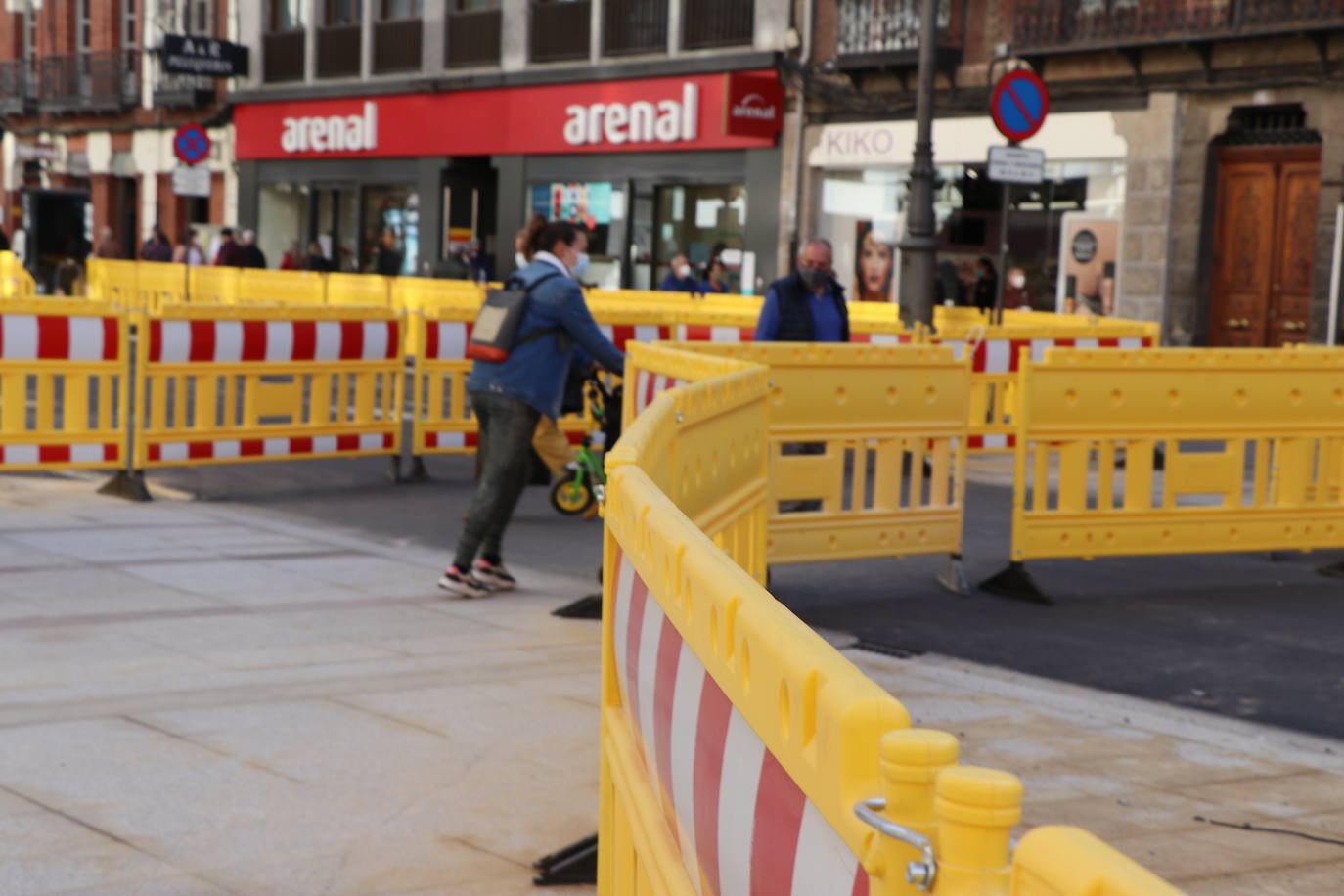 Los operarios se despliegan por toda la calle para desarrollar el proyecto de peatonalización.