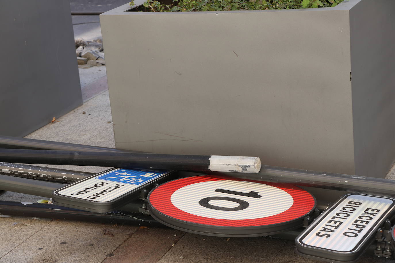 Los operarios se despliegan por toda la calle para desarrollar el proyecto de peatonalización.