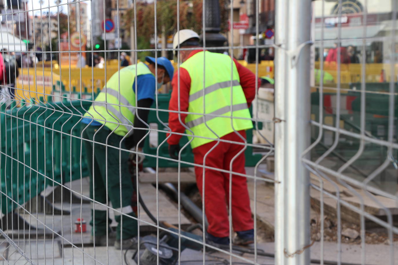 Los operarios se despliegan por toda la calle para desarrollar el proyecto de peatonalización.