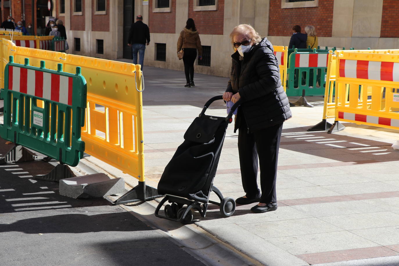 Los operarios se despliegan por toda la calle para desarrollar el proyecto de peatonalización.