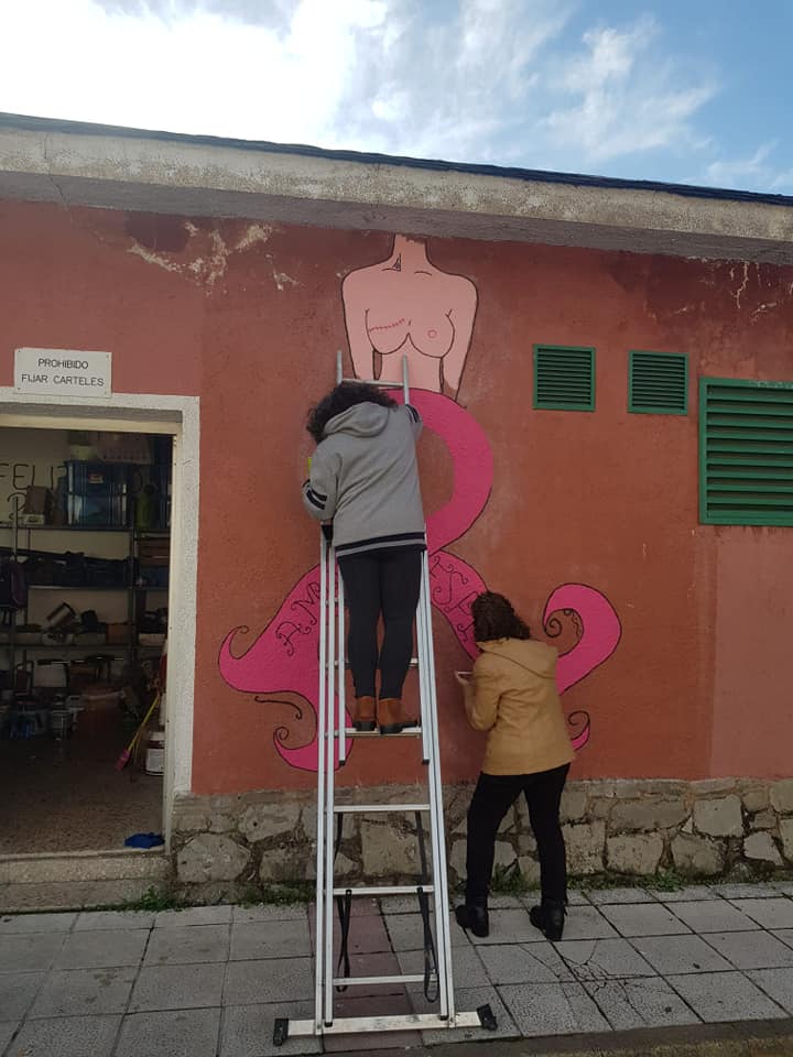 Fotos: Ciñera pinta un mural para concienciar contra el cáncer de mama