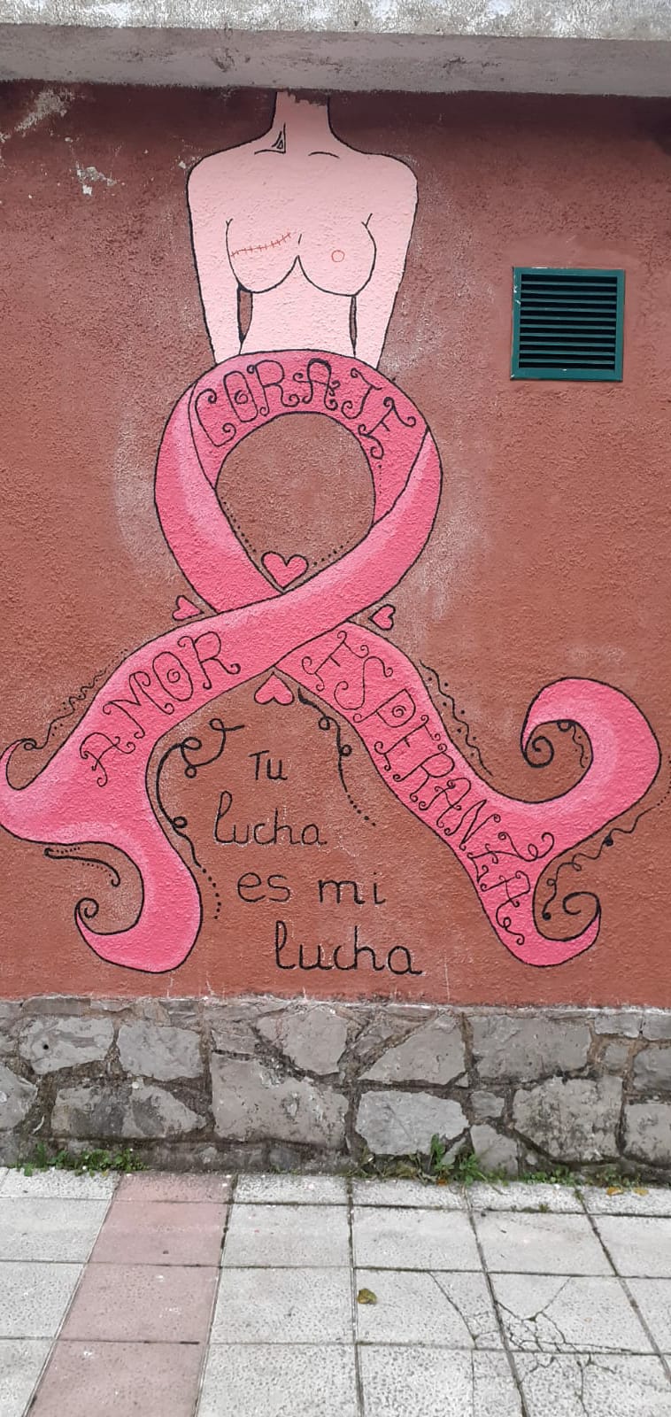 Fotos: Ciñera pinta un mural para concienciar contra el cáncer de mama