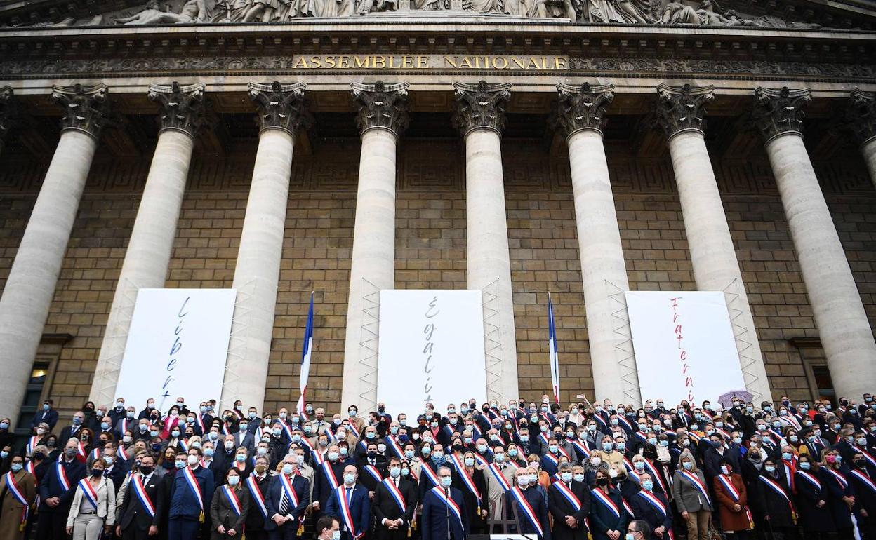 Homenaje al profesor asesinado en la Asamblea Nacional de Francia.