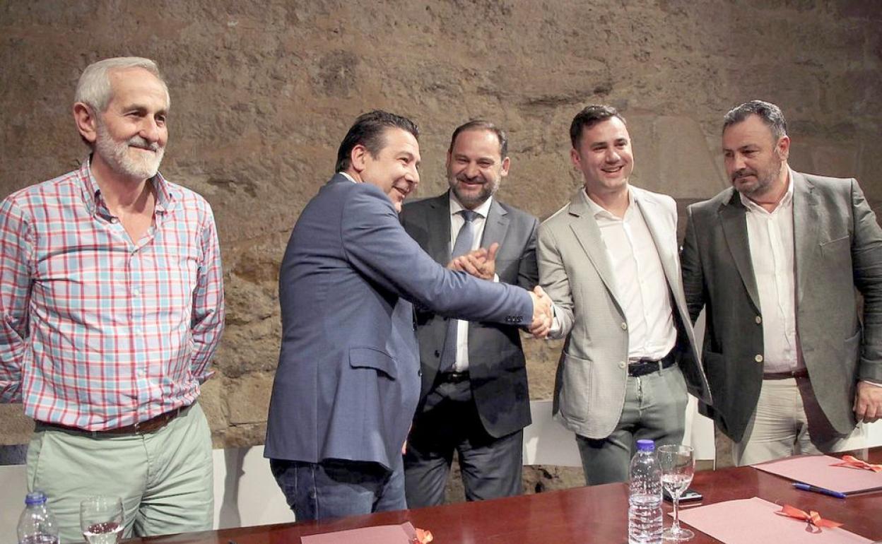 Luis Mariano Santos y Javier Cendón, en presencia de José Luis Ábalos, en el momento de la firma del 'Pacto de gobierno' de la Diputación. 