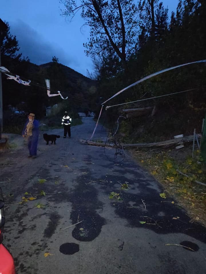 Fotos: La caída de árboles por las fuertas rachas de viento deja sin luz durante horas a los pueblos del Valle del Silencio