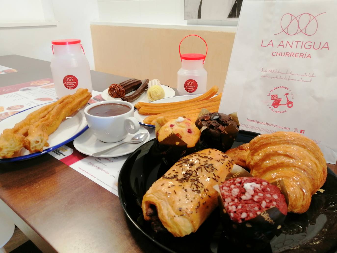 La churrería, situada en la plaza de la Inmaculada en la capital leonesa, ofrece un cuidado menú de desayunos y meriendas, donde además del plato estrella hay muchas opciones | A través de la app de Glovo o del teléfono 987 03 68 71 los leoneses pueden realizar sus pedidos con opción: recogida en local, reparto a domicilio o al lugar de trabajo