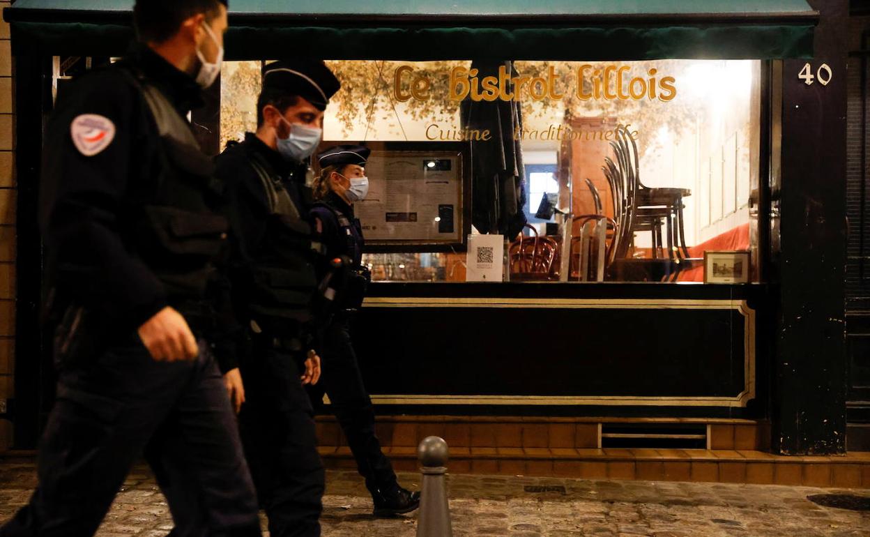 Policías franceses patrullan por las calles de Lille durante el toque de queda.
