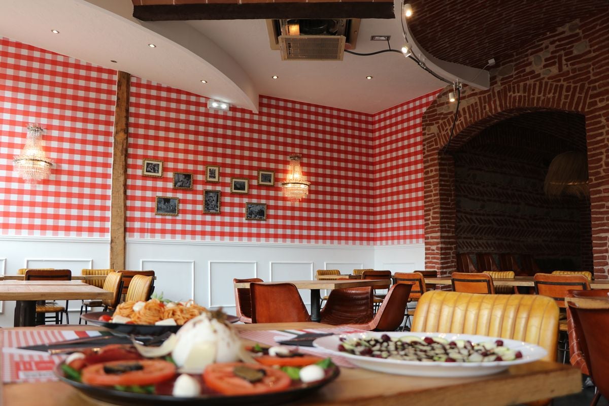 El restaurante Italia Mia ofrece la mejor comida italiana para disfrutar en el salón de tu casa.