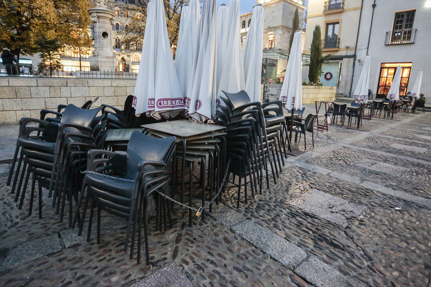 El fotógrafo leonés refleja los primeros instantes del toque de queda en León capital