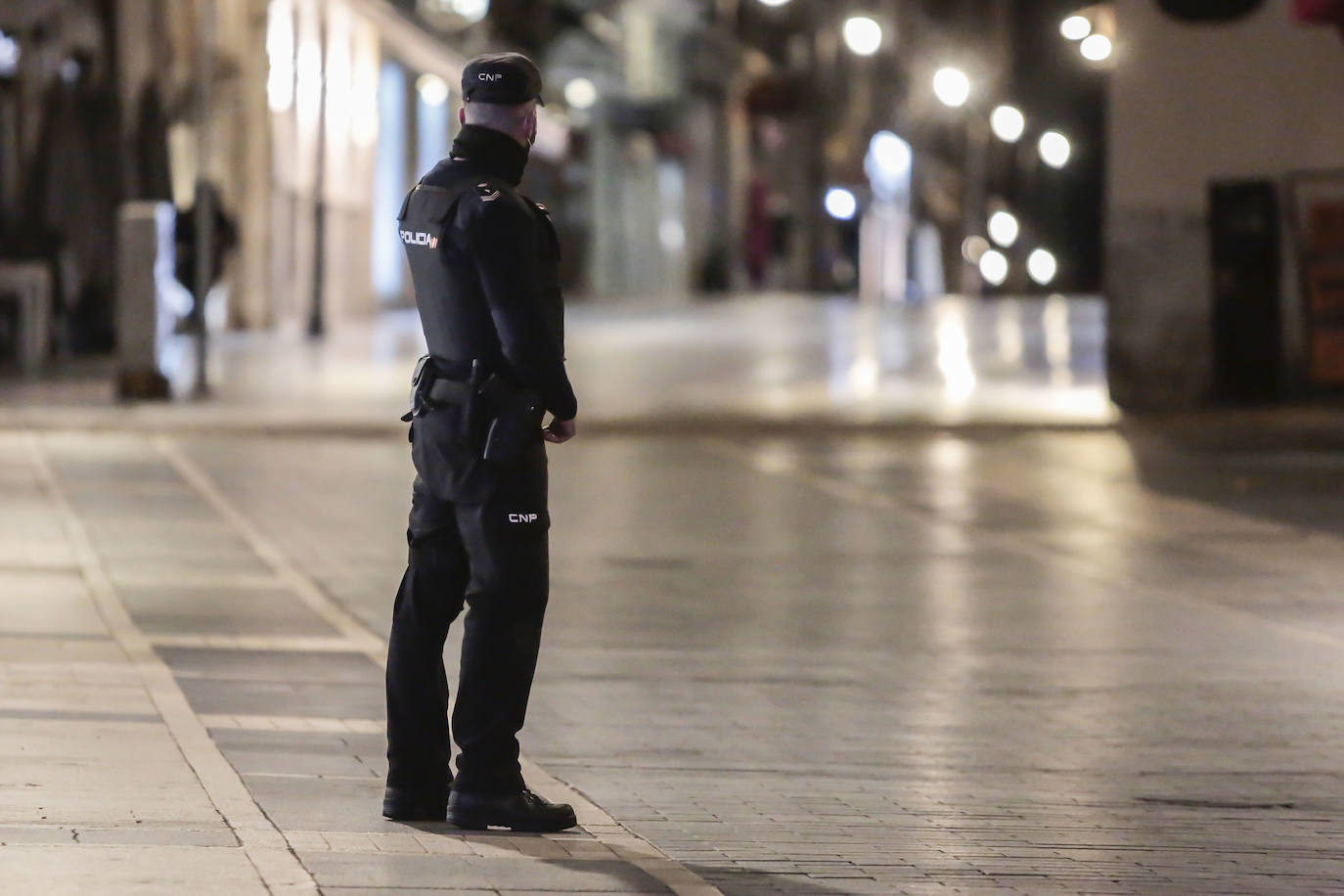 El fotógrafo leonés refleja los primeros instantes del toque de queda en León capital