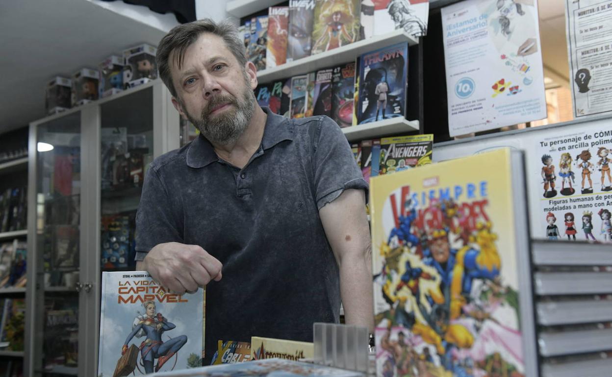 El historietista Carlos Pacheco, en una tienda de cómics.