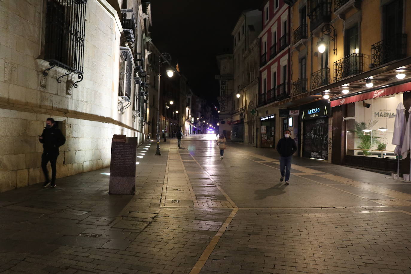 La población tiene prohibido salir de sus casas hasta las seis de la mañana