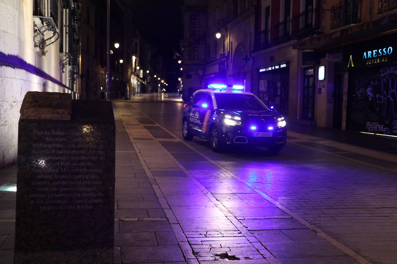 La población tiene prohibido salir de sus casas hasta las seis de la mañana