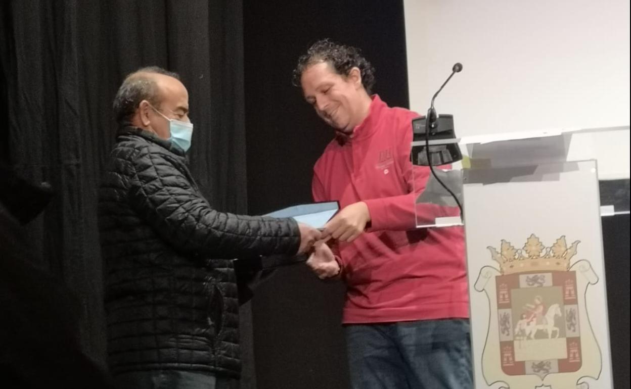 El ganador, Antonio García, recibe el premio en el concurso de ramilletes. 