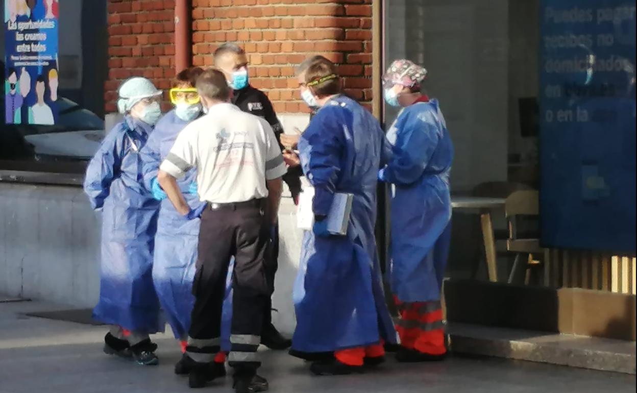 Un momento de la intervención de los sanitarios. 