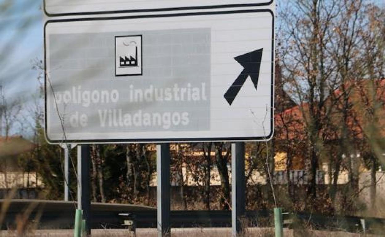 Cartel indicador del Polígono Industrial de Villadangos del Páramo.