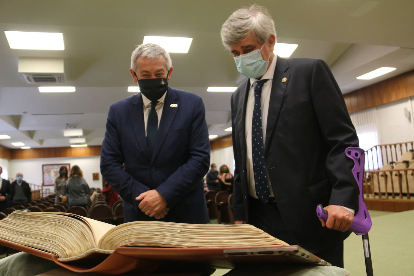 El rector de la Universidad de León, Juan Francisco García Marín, y el rector de la Universidad de Oviedo Santiago García Granda han escenificado este martes la unión que conllevará más acciones en territorio asturiano.