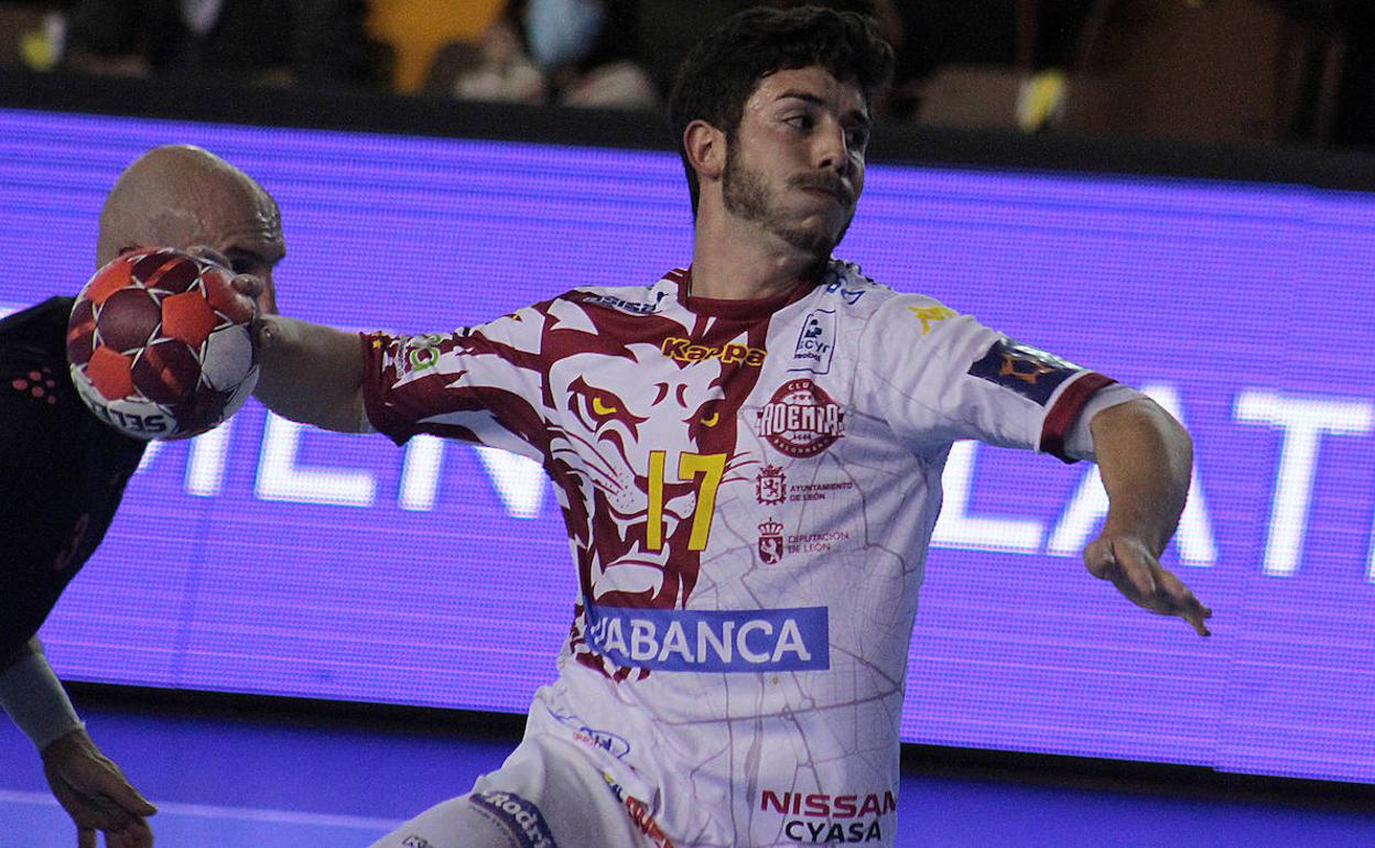 Jaime Fernández lanza un siete metros ante Toulouse.