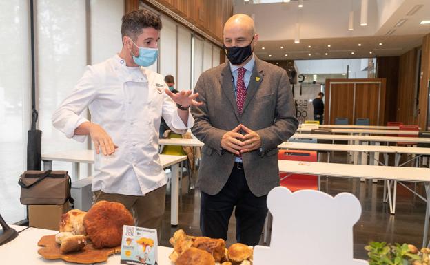 El viceconsejero de Desarrollo Rural y director general del Instituto Tecnológico Agrario, Jorge Llorente, participa en la presentación de las jornadas Buscasetas Tierra de Sabor. Le acompaña en la imagen el chef, Jesús Prieto Serrano