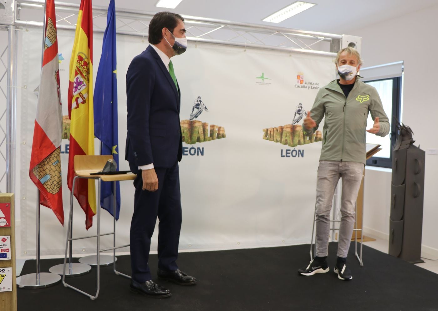 Jesús Calleja lanza el proyecto 'Zona Alfa León' con una inversión de 1,2 millones de euros. Abarcará 320 kilómetros en municipios de La Robla, Carrocera y La Pola. El proyecto, respaldado económicamente por la consejería de Fomento, girará sobre un trazado de más de 300 kilómetros para bicis de montaña y tendrá un impacto económico de 8 millones de euros y 85.000 visitantes al año.